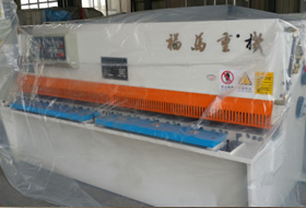 出口(kǒu)型4×2500液壓(yā)擺式剪(jiǎn)闆機